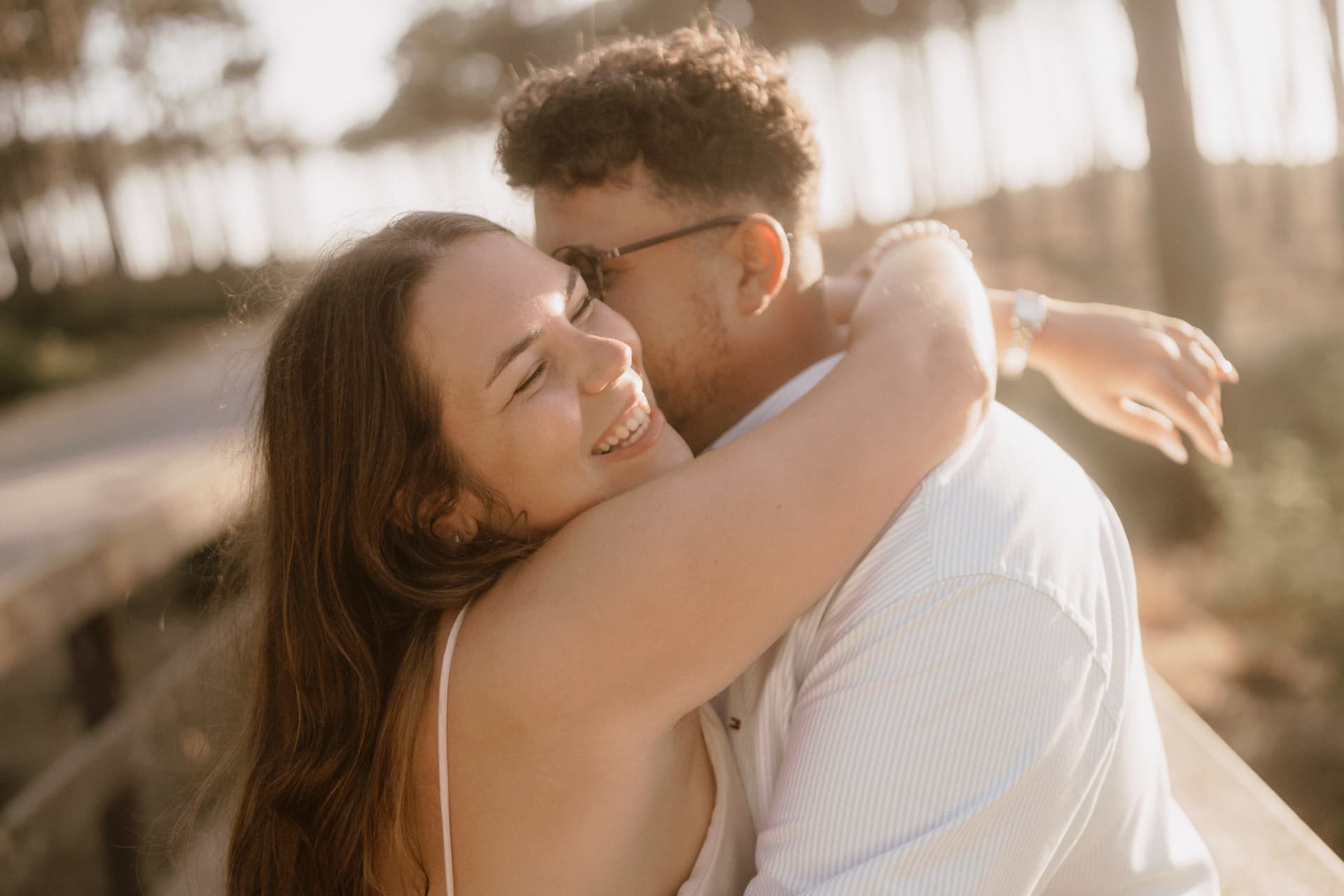 Os noivos num abraço ao sol