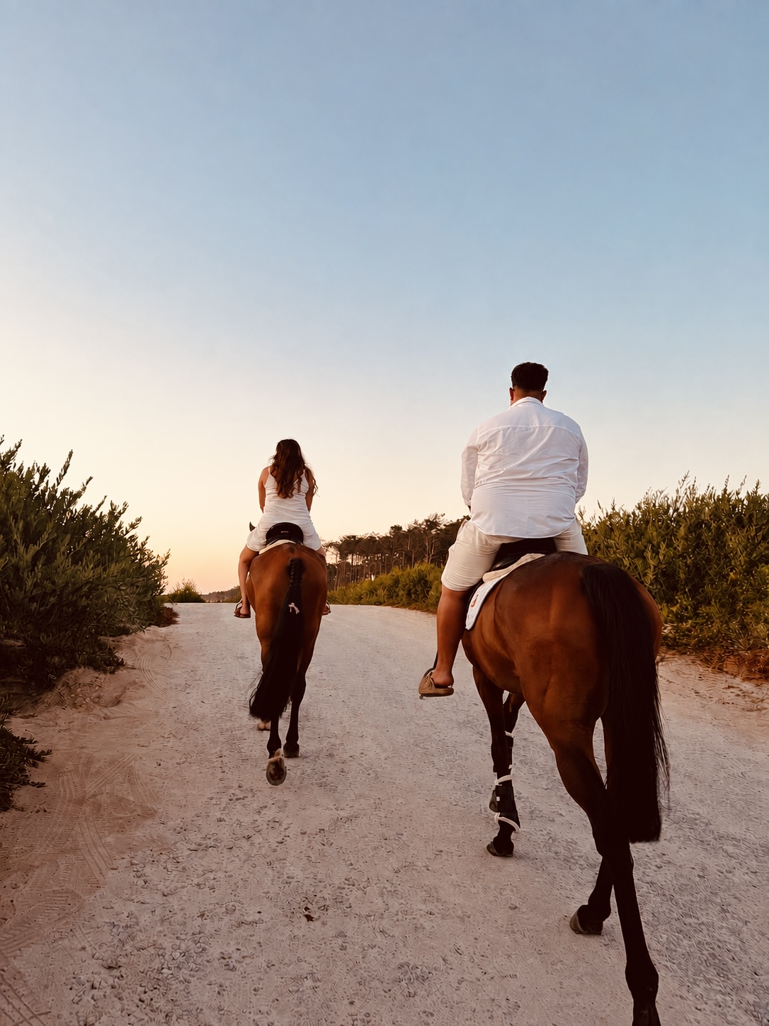 Catarina e Fábio a cavalo ao pôr do sol